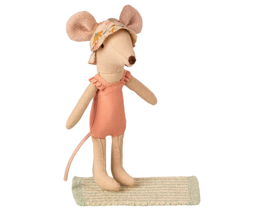 Beach set for big sister mouse