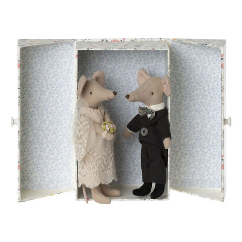 Wedding mice couple in a box